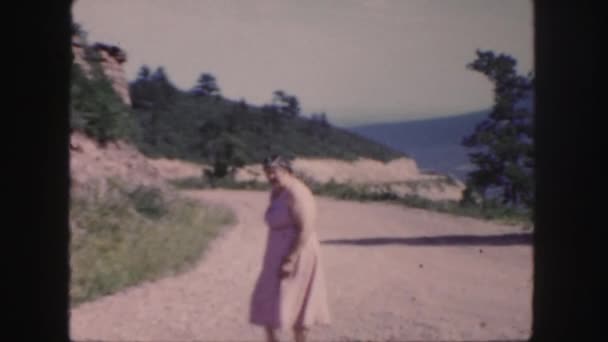 Жінка на гірській дорозі — стокове відео