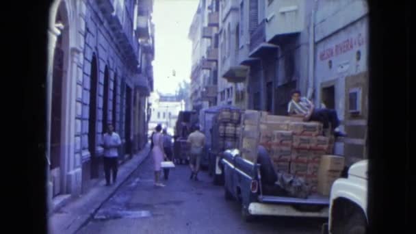 Rue étroite avec de vieux bâtiments — Video