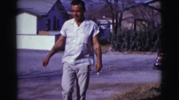 Hombre caminando y señalando en el coche — Vídeos de Stock