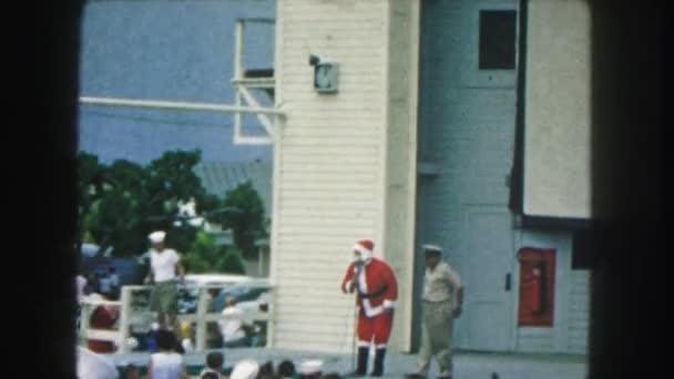 Hombre vistiendo traje de Santa Claus — Vídeos de Stock