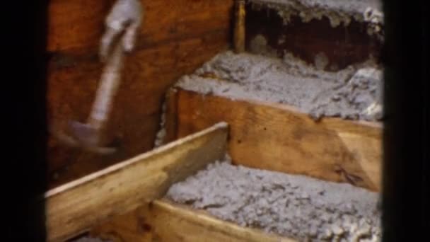 Hombre golpeando en escaleras de madera — Vídeos de Stock