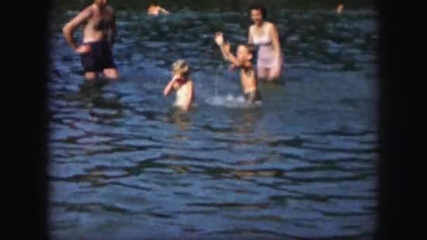 Rodina v jezeře — Stock video