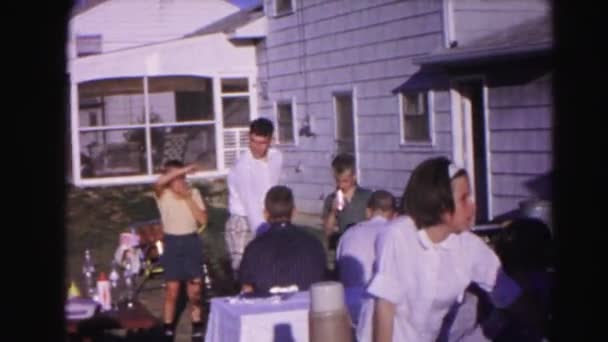 Människor som äter på picknick — Stockvideo