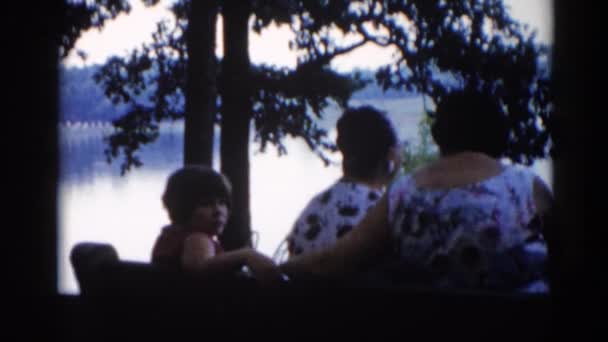 Ženy s dívka sedí na lavičce — Stock video
