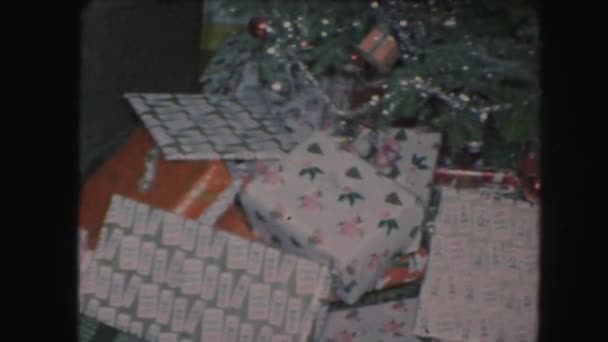Παρουσιάζει κάτω από το στολισμένο χριστουγεννιάτικο δέντρο — Αρχείο Βίντεο