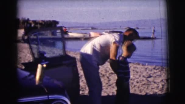 Uomo che fuma sulla spiaggia — Video Stock