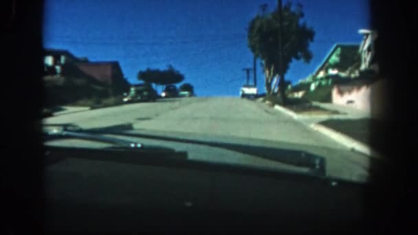 Vista desde el coche en la carretera cuesta arriba — Vídeos de Stock