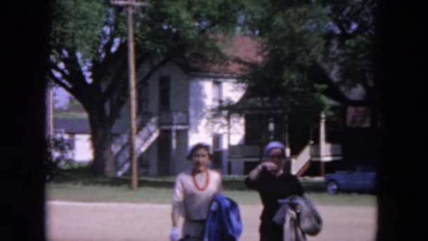 在草地上行走的妇女 — 图库视频影像