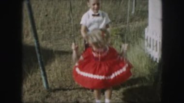 sallanan küçük çocuklar