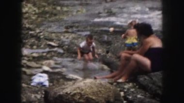 Çocuklar eğleniyor kayalık plaj