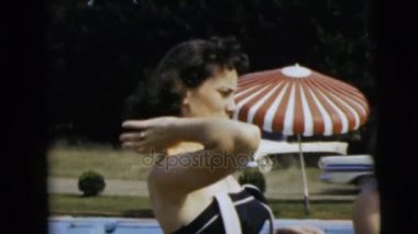 İki kadın dışarıda konuşuyor.