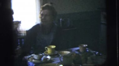 insanlar akşam yemeği sırasında eğlenmek