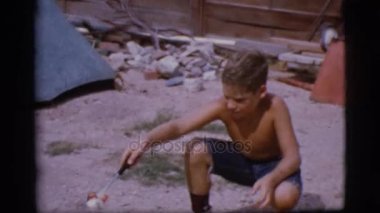 üstsüz küçük çocuk yemek 