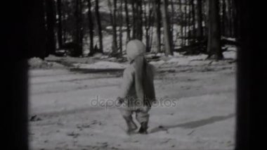 Kışın açık havada yürüyüş çocuk