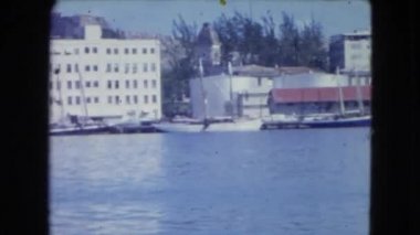 Tekneler ve binaların kıyısında