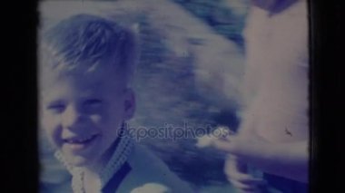 Çocuklar eğleniyor arka bahçesinde üzerinde