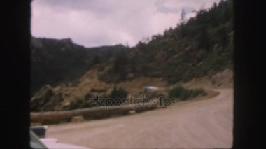 dağ yolundan arabalar