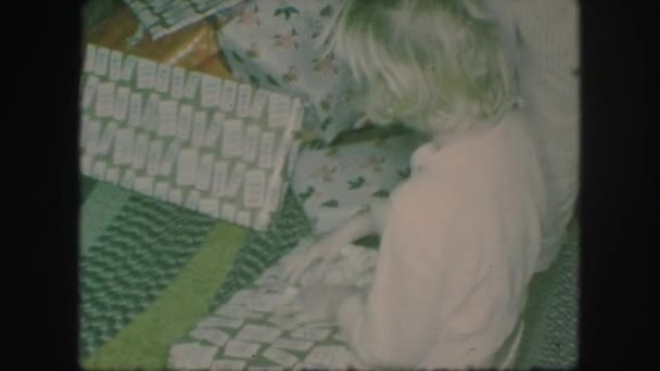 Bambini disimballaggio regali di Natale — Video Stock