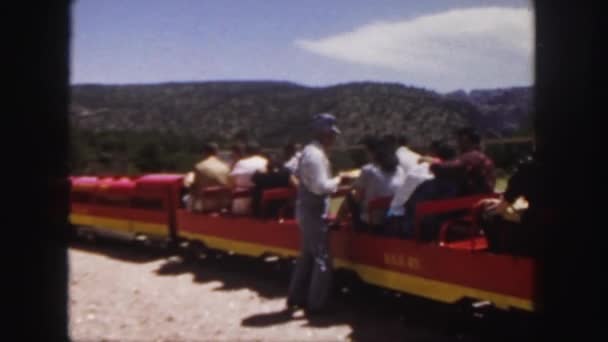 Personas que se preparan para viajar en tren en miniatura — Vídeo de stock