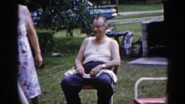 Mann sitzt auf Stuhl im Hof — Stockvideo