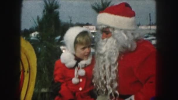 Niño sentado en santa claus vueltas — Vídeos de Stock