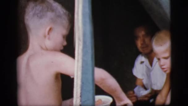 Malé dítě dát jídlo na talíř — Stock video