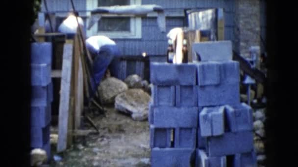 Чоловіки працюють на будівельному майданчику — стокове відео
