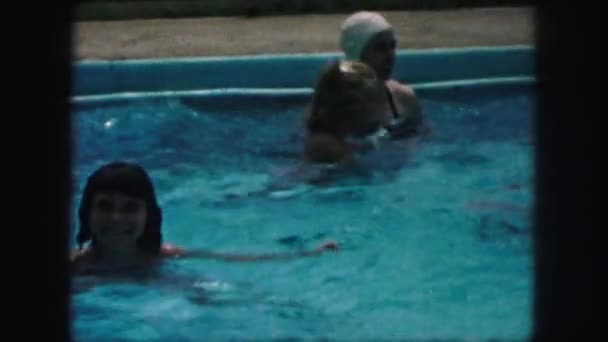 Personas Natación en la piscina — Vídeos de Stock