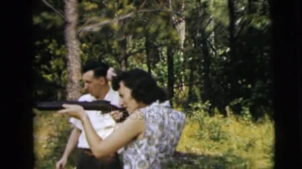 Mujer con arma apuntando — Vídeo de stock