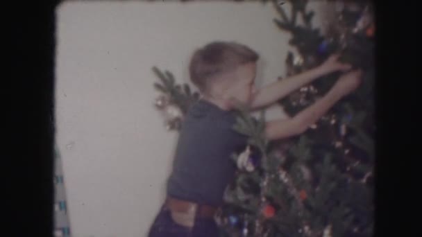 Дети украшают елку — стоковое видео