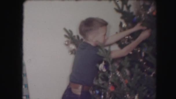 Niños decorando árbol de Navidad — Vídeos de Stock