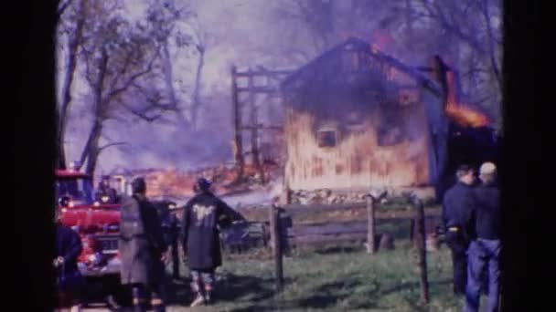 Obrovský požár zcela zničit dům — Stock video