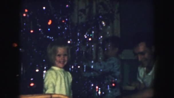 Zdobení vánoční stromeček — Stock video
