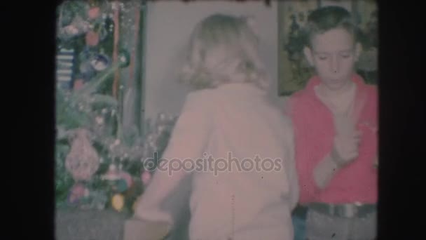 Kinderen versieren kerstboom — Stockvideo