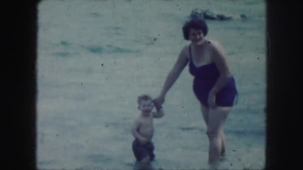 Niños nadando con madres — Vídeos de Stock