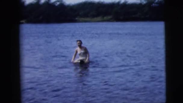 Люди плавают в реке — стоковое видео