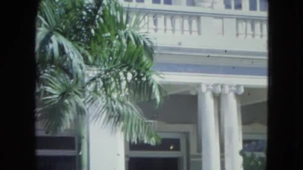 Голубое здание с колоннами — стоковое видео