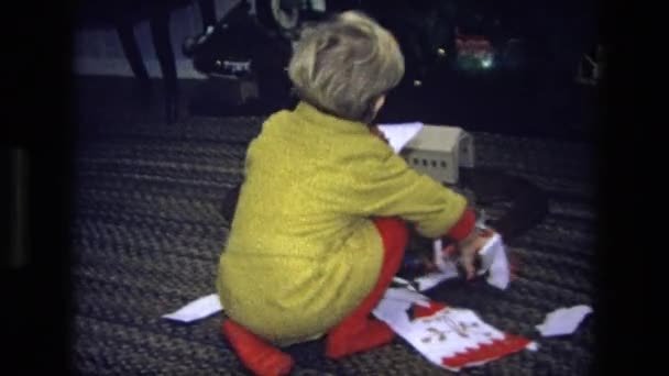 Chlapec hraje s hračkou železnice — Stock video