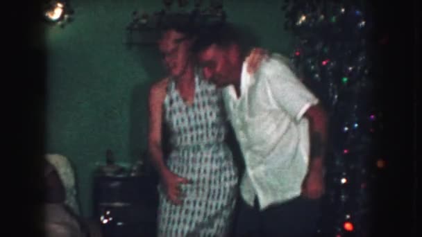 Casal dançando perto da árvore de natal — Vídeo de Stock
