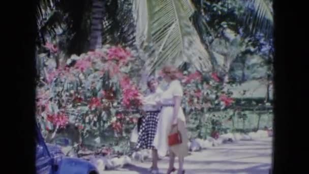 Mulheres andando no jardim — Vídeo de Stock