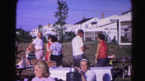 Gente relajándose en el picnic — Vídeo de stock