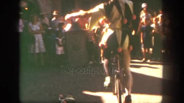 Tek tekerlekli sirk bisikletine eğlenceli kalabalık adam — Stok video