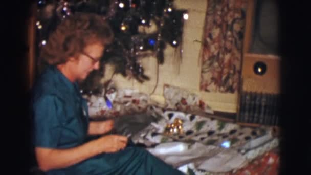 Familia desembalaje regalos de Navidad — Vídeos de Stock