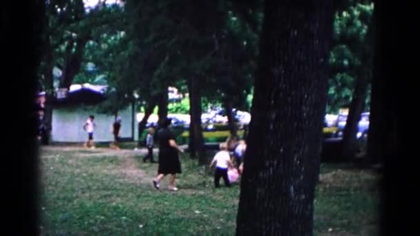 Niños jugando en la reunión familiar francesa — Vídeos de Stock