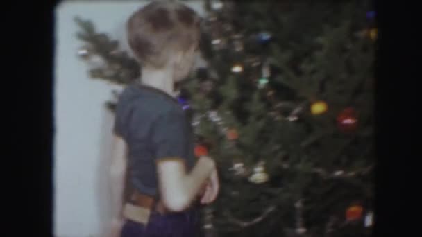 Niños decorando árbol de Navidad — Vídeo de stock