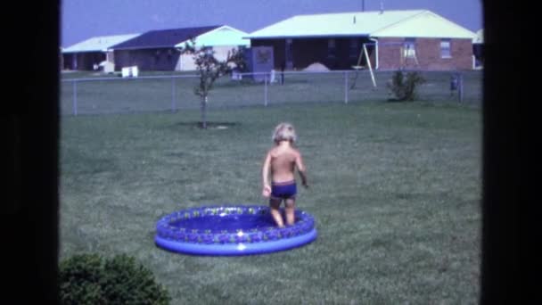 Junge läuft im Hintergrund Pool — Stockvideo