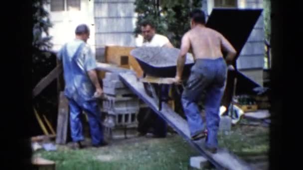 Männer arbeiten auf Baustelle — Stockvideo