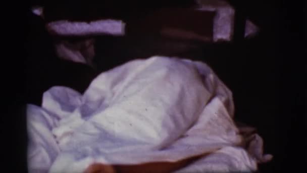 Мальчик, лежащий в постели — стоковое видео