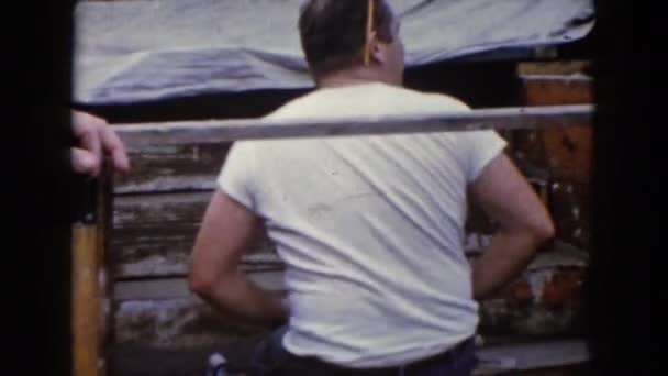 Человек, работающий на стройке — стоковое видео