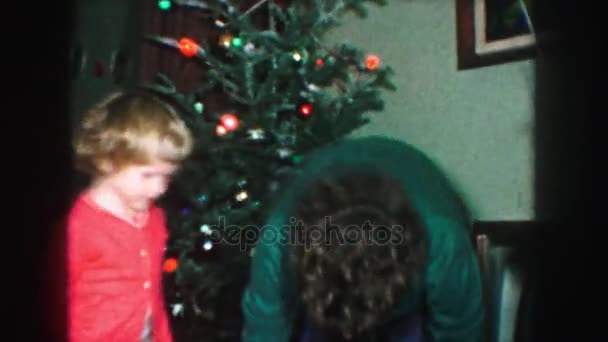 Děti zdobí vánoční strom — Stock video